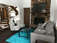 Price Reduction! Spotless Modern Condo, Everything new! Close to slopes!