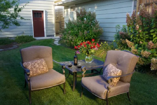 HEATED Pool & Hot Tub in a Quiet Neighborhood- Walk to Town- Dog Friendly