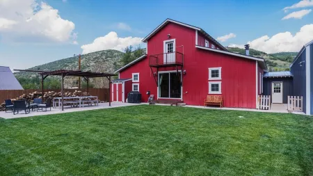 Pet-friendly cabin with theater, fire pit, spa, sauna, game room and playground Отели в г. Самак