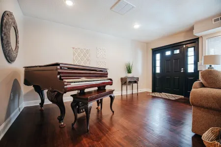 6 bedroom Large house in Pickwick district Springfield Near MSU