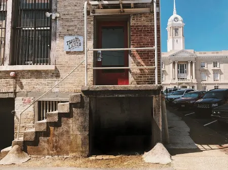 Two Lanes Guesthouse - Historic Downtown Loft Apartment 45 miles S of Nashville