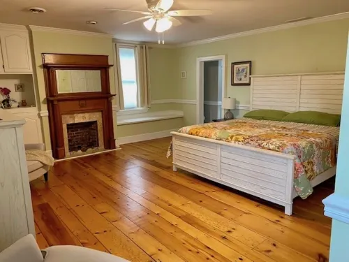 Spacious, Well-Kept, Clean Home an Easy Walk/Bike to Town and Beach.