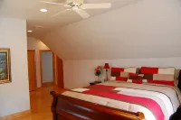 Riverfront Redwood Retreat Nestled in Nature