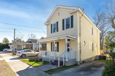 Walkable Large Downtown ILM Cargo District Hotels near One Tree Hill: TRIC