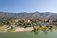 Waterfront Lakeside Mansion Great for Large Families, Retreat, and Events - Wifi