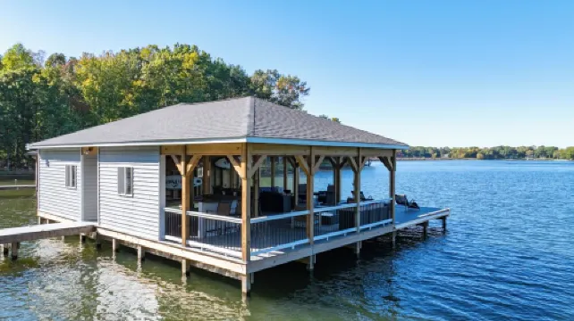 Luxury LAKEFRONT 7Bdr/7.5Ba -Huge Boathouse in Quiet Cove-Public Side-Stunning