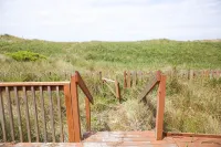 BEACH FRONT Property, 2 King Beds, Pool table, Completely Remodeled Interior!