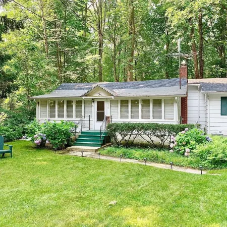 Cozy Lakeside Cottage.... with access to a private beach!