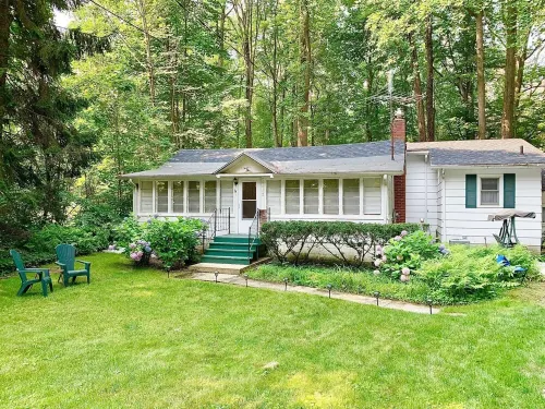 Cozy Lakeside Cottage.... with access to a private beach!