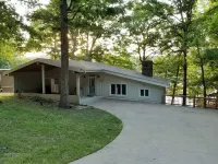 Cozy Lake Front Cottage w/dock, perfect family retreat!