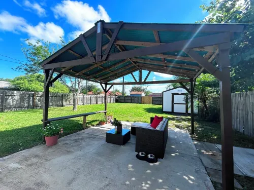 Family&Dog Friendly Home w/fenced yard 5min walk to town 7min drive to SPI Beach Hotels in Port Isabel