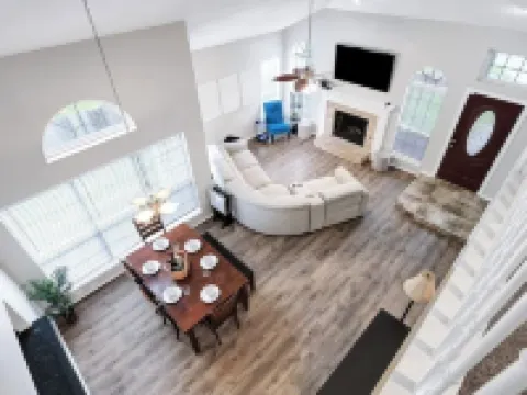 Spacious 5-bedroom house with private pool in a central San Antonio location. โรงแรมในLive Oak