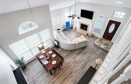 Spacious 5-bedroom house with private pool in a central San Antonio location. Отели в г. Лайв Ок