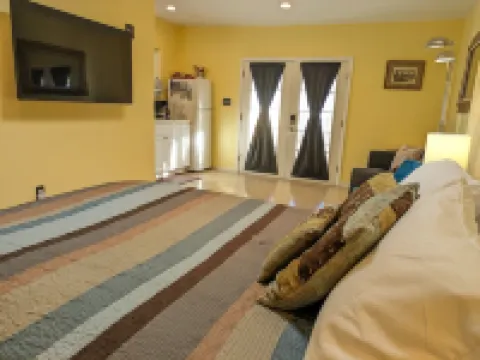 Guesthouse w/ private access and patio