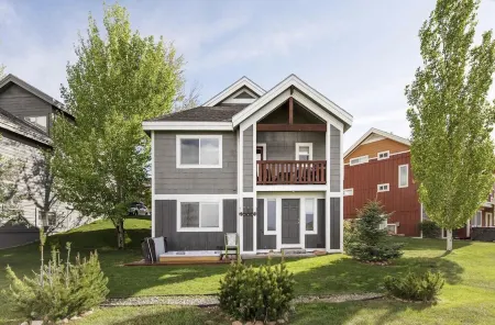 New Listing! Cozy Bear Hollow Home(Sleep 10)  w/Private Hot Tub & Mountain View.