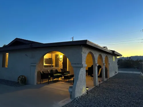 Charming 1-bedroom house with big yard, AC and WiFi in delightful Fort Mohave Hotels in Fort Mohave