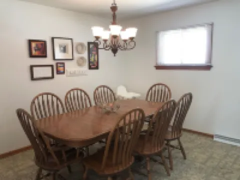 Hometown Cozy  ADA friendly, Kids, Pets, King Bed! Quiet, Safe Neighborhood