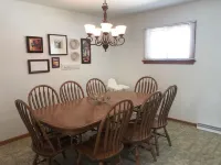 Hometown Cozy  ADA friendly, Kids, Pets, King Bed! Quiet, Safe Neighborhood