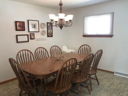 Hometown Cozy  ADA friendly, Kids, Pets, King Bed! Quiet, Safe Neighborhood