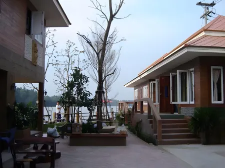 Baan Imoun Hotel Отели в г. Mueang Samut Songkhram