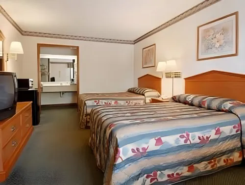 Super 8 by Wyndham Burlington NC Hotels in Elon