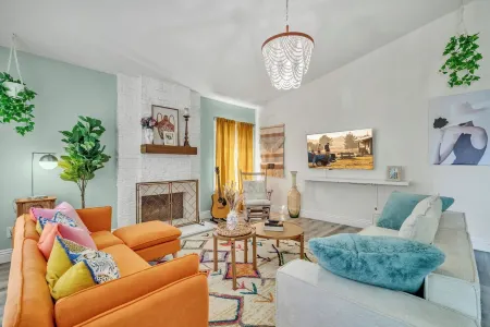 Vibrant 5Br/2BA Ranch Home w/ Pool l King Bed 2000 Sqft -Disneyland! Отели рядом с достопримечательностью «Библиотека Уэст-Ковина»