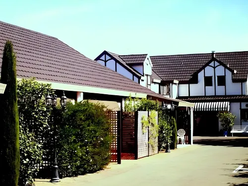 Tudor Lodge Motel - Мотели