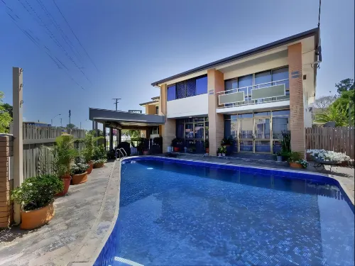 Raintree Motel Hotels in Currajong