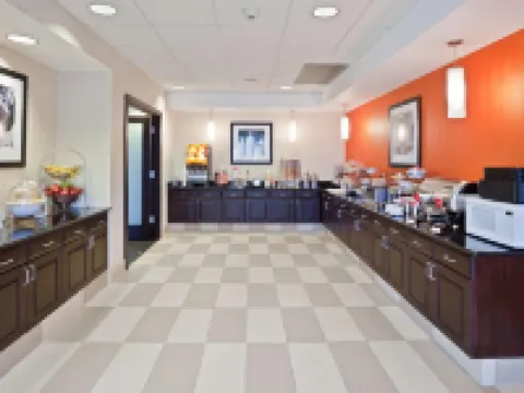 ハンプトン イン イサカ イサカのホテル