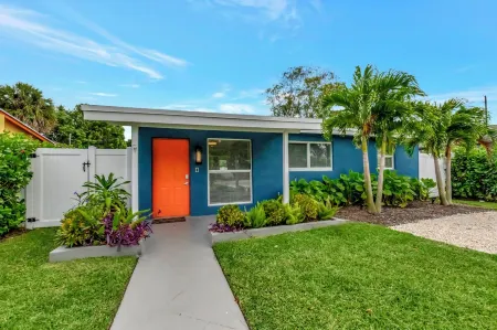 Pool Paradise in East Delray Beach 5 minutes from Downtown and beaches Отели рядом со станцией Delray Beach Tri Rail Station