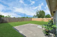 Cozy Home w/ surrond sound. TV in every room 15 minutes to downtown Hotels near Huffington Park