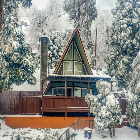 Charming A Frame 2-bedroom cabin with WiFi, AC in beautiful Rimforest Отели рядом с достопримечательностью «Библиотека Лейк Арроухед Бранч»