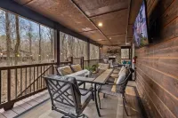 LOCATION!! Rustic/Modern Retreat~Huge Trees~Covered Deck~Hot Tub~Fire Pit~Arcade