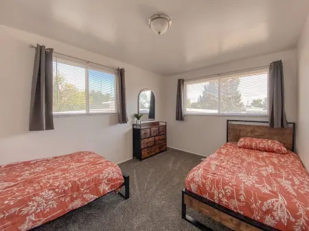 NEW! 4BD/mins to Lagoon/food/hiking/Snow basin