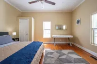 Modern 3-bedroom house, TV each room,big fence yard, Pet stay free, Lighted Deck
