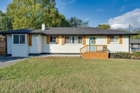 Charming 3-bedroom house with WiFi and AC in fabulous Chattanooga Отели рядом с достопримечательностью «Водопады Раби»