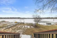 Charming 2-bedroom Lake House Directly on Cross Lake