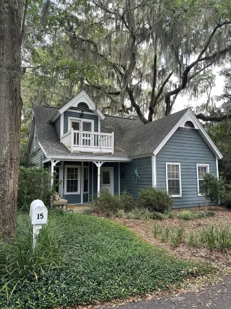 Boaters paradise.WALK TO YOUR VESSEL and eat at Marker 244. Отели рядом с достопримечательностью «Парк Лайв Окс»