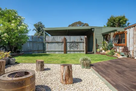 Uniquely Pambula- an inviting cottage with warmth & rustic charm *Pet-friendly