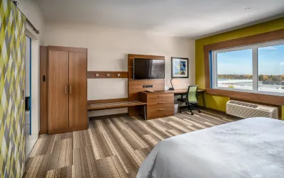 Holiday Inn Express & Suites Brandon Hotels near Brandon Municipal Airport