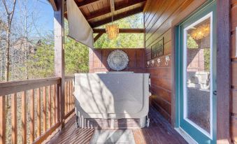 Bear Cove by AvantStay Hot Tub Pool Table