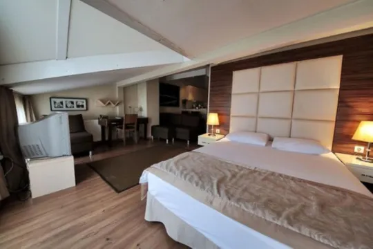 德爾帕套房酒店