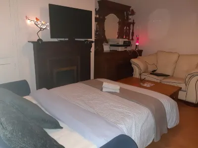 Phoenix Nights Guest House  호텔