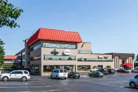 Suburban Studios Roseville-Detroit North Hotels near LensCrafters