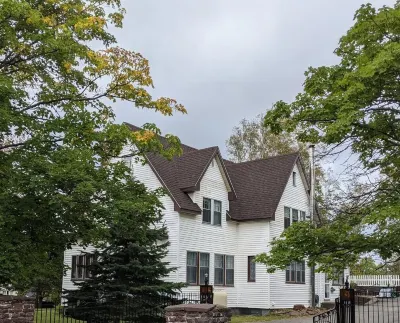 Hill Road Manor Bed & Breakfast Hotels in Гранд Фолс