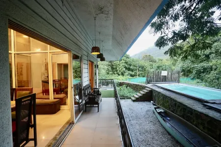 Lakeside Boheme Inn Отели в г. Исамб