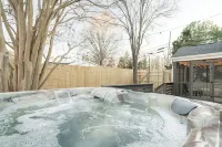 Luxe Cottage w/ hot tub + firepit + library near lake. Pet friendly!