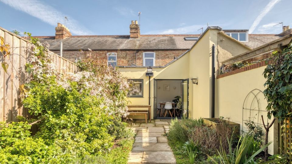Stylish 2Bd with Private Garden and Sauna