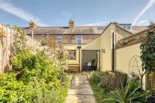 Stylish 2Bd with Private Garden and Sauna - Bungalows