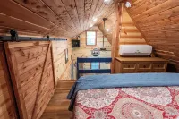 The Windstorm Cabin - Pet-Friendly & a 2-Person Jacuzzi Hot Tub!